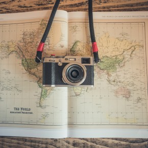 Alte Kamera auf einer Weltkarte