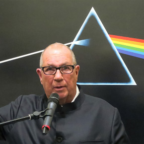 Studio-Gründer Aubrey Powell vor dem Cover des Pink-Floyd-Albums „The Dark Side of The Moon“
